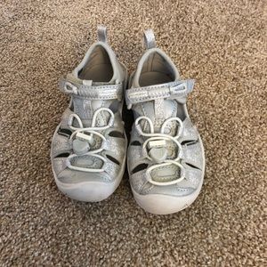 Keen Moxie Toddler Girl Size 8 Silvers Sandals